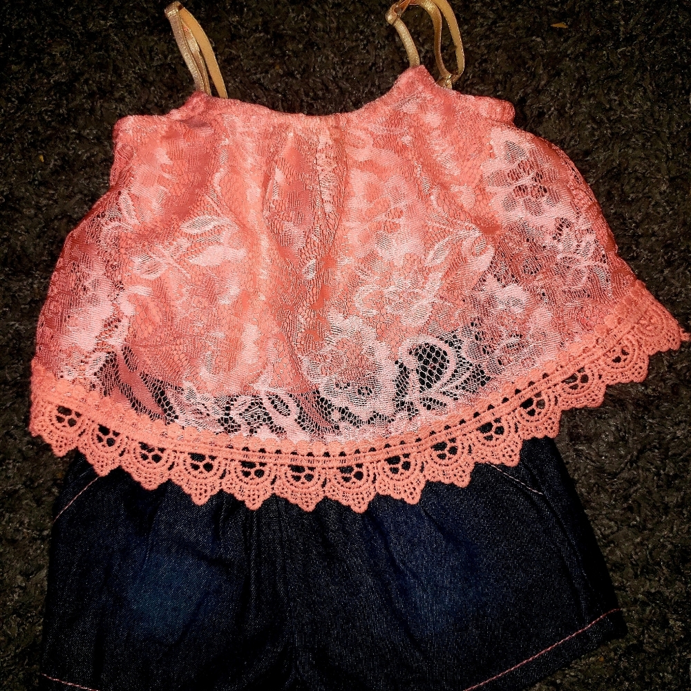 2 Rompers button snaps for easy pamper changes. - Picture 3 of 16